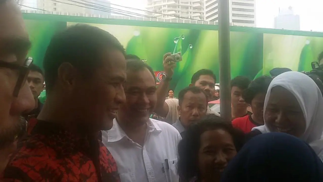 Menteri Pertanian Amran Sulaiman mengunjungi pasar murah di Bendungan Hilir, Jakarta Pusat, Minggu (5/6/2016). 