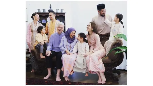 Meski sukses berkarier di Indonesia, Ashraf selalu menyempatkan waktu mengunjungi keluarganya di Malaysia.