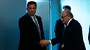 Presiden FIFA, Sepp Blatter bersalaman dengan Domenico Scala, Kepala Independen dari Komite Audit dan Penegakan Aturan FIFA seusai konferensi pers terkait pengunduran dirinya, di markas FIFA, Zurich, Swiss, Selasa (2/6).(REUTERS/Ruben Sprich)