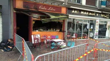 Suasana di luar bar yang meledak di Rouen, Prancis, (6/8). Menteri Dalam Negeri Prancis, Bernard Cazeneuve mengatakan Akibat ledakan tersebut 13 jiwa meninggal dunia dan beberapa orang lainnya terluka. (REUTERS/Clotaire Achi)