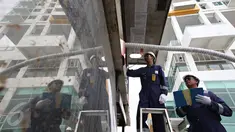 Petugas melakukan pengecekan pada alat penyimpanan Liquified Natural Gas (LNG) di salah satu pusat perbelanjaan, Kalimantan Timur, (27/10/2015). PT. Pertamina Gas (Pertagas) akan menyediakan energi alternatif di Indonesia. (Liputan6.com/Immanuel Antonius)