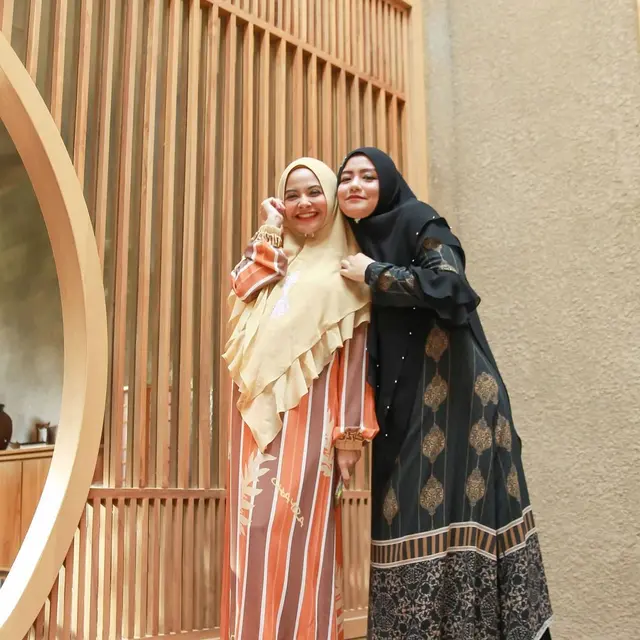 6 Potret Tika dan Tiwi Eks T2 saat Sama-Sama Tampil Berhijab, Bak Kembar