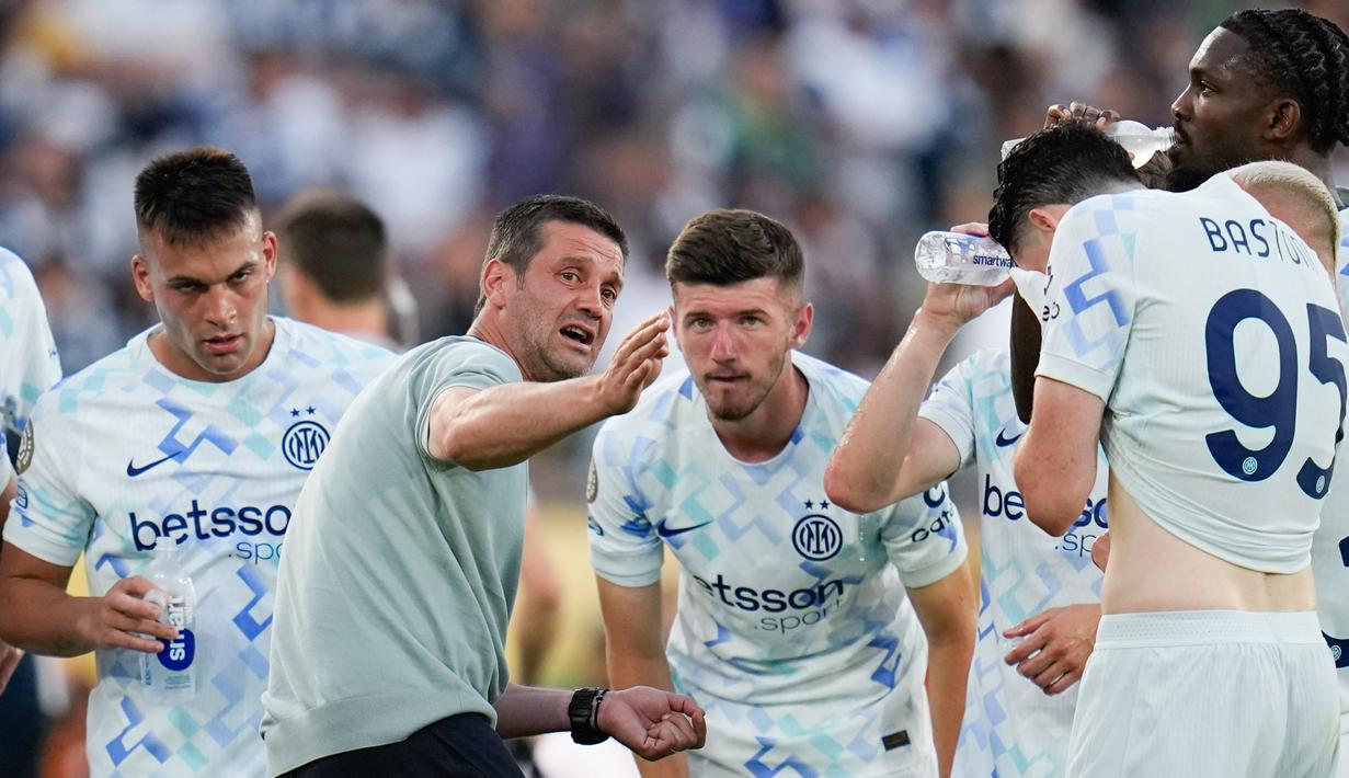 Pelatih Inter Milan, Cristian Chivu, memberikan arahan kepada anak asuhnya saat melawan Monterrey pada pertandingan Grup E Piala Dunia Antarklub 2025 di Rose Bowl, Pasadena, pada Rabu (18/6/2025) pagi WIB. (AP Photo/Gregory Bull)