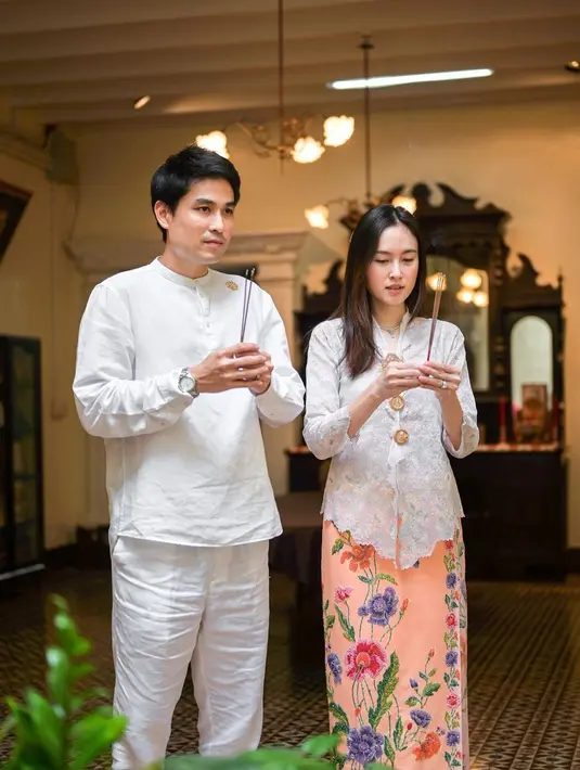 Nong Poy juga memakai kebaya saat upacara penghormatan pada leluhur jelang pernikahannya. [@poydtreechada]