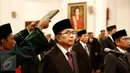 Ketua Dewan Pengawas Chairul Radjab Nasution saat diambil sumpah jabatannya di Istana Negara, Jakarta, Selasa (23/2). Presiden Jokowi melantik dewan pengawas dan direksi BPJS Kesehatan serta Ketenagakerjaan periode 2016-2021. (Liputan6.com/Faizal Fanani)