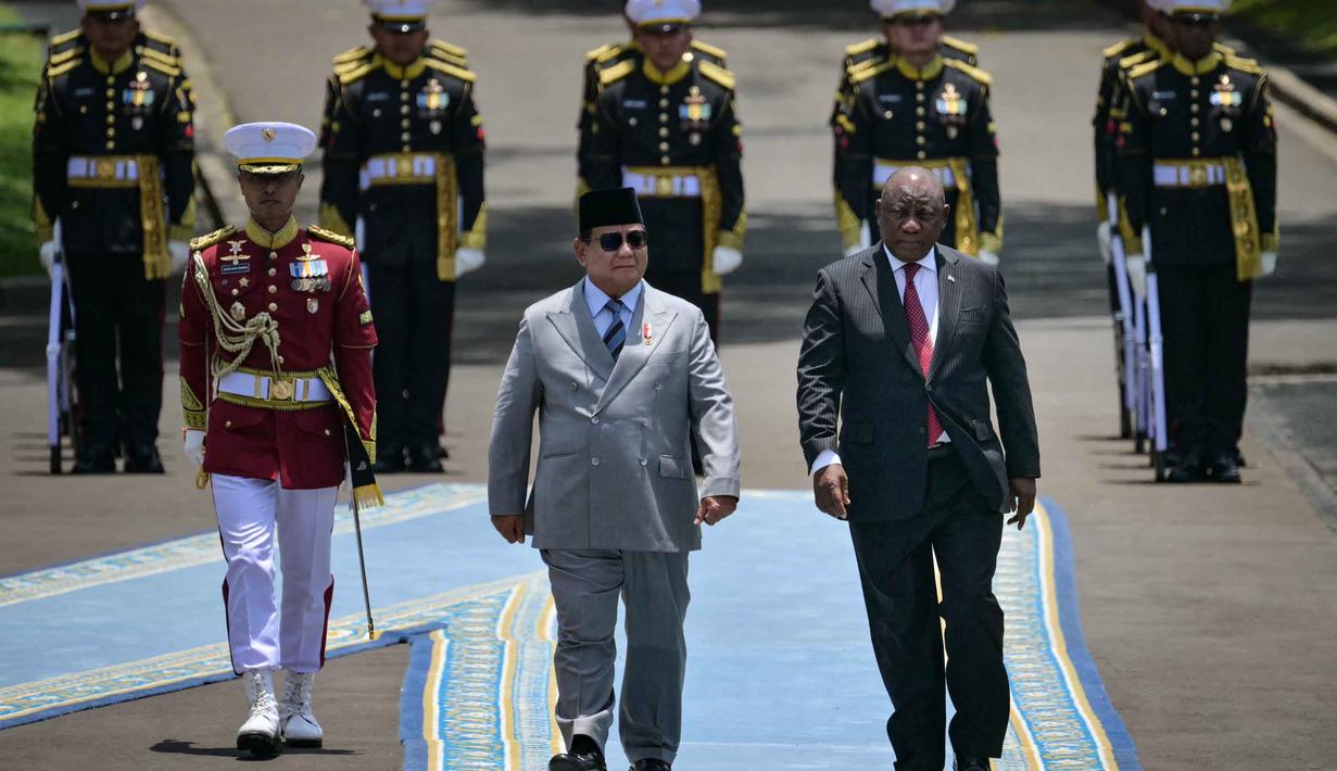 Usai inspeksi pasukan oleh kedua pemimpin negara langsung menuju ruang dalam Istana untuk melakukan pertemuan empat mata membahas penguatan kerja sama di berbagai bidang strategis. (Bay ISMOYO/AFP)