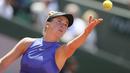 Elina Svitolina  melakukan servis saat melawan petenis Rumania, Simona Halep pada babak delapan besar Prancis Terbuka di Roland Garros stadium, Paris, (7/6/2017). (AP/David Vincent)