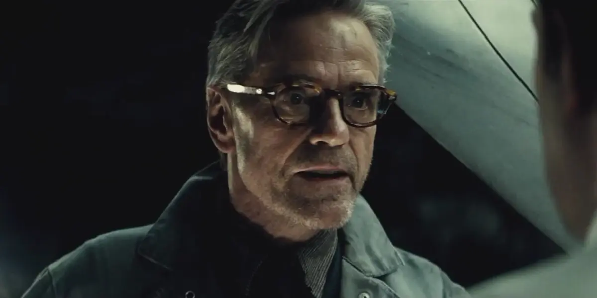 Aktor Jeremy Irons sebagai Alfred Pennyworth di Batman v Superman: Dawn of Justice. (legionofleia.com)