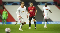 Pemain Manchester United Edinson Cavani (tengah) mengamati bola saat menghadapi RB Leipzig pada pertandingan Grup H Liga Champions di Stadion Old Trafford, Manchester, Inggris, Rabu (28/10/2020. Manchester United menang 5-0, Marcus Rashford cetak hattrick. (AP Photo/Dave Thompson)
