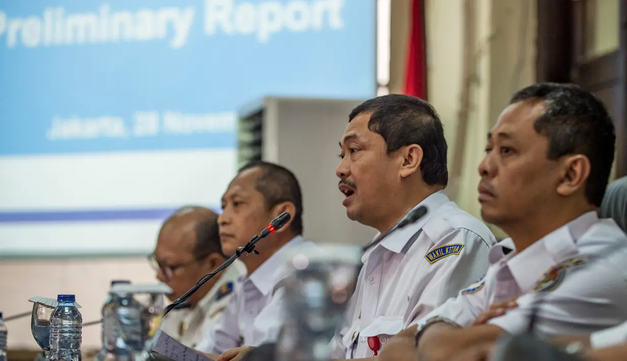 Wakil Ketua KNKT Haryo Satmiko saat konferensi pers kecelakaan pesawat Lion Air PK-LQP di Jakarta, Rabu (28/11). KNKT mengungkap temuan awal investigasi jatuhnya Lion Air PK-LQP dan rekomendasi bagi Lion Air untuk keselamatan penerbangan. (Bay ISMOYO/AFP)