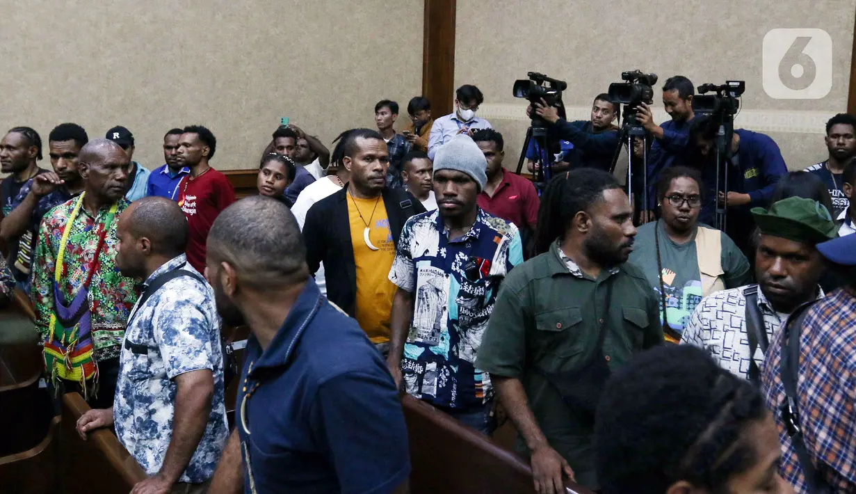 Sementara itu, pertimbangan meringankannya yakni Lukas belum pernah dihukum. Lalu, dia juga dalam kondisi sakit, namun, tetap mengupayakan menjalani persidangan. (Liputan6.com/Herman Zakharia)