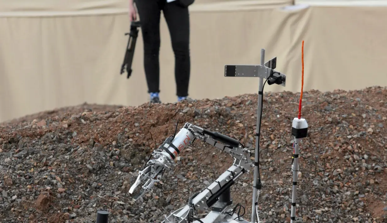 Seorang wanita saat menonton robot yang sedang beraksi dalam kompetisi internasional Mars robot di Regional Sains – Technology, Polandia, (5/9/2015). 40 tim dari dua belas negara mengikuti perlombaan ini. (REUTERS/Pawel Malecki/Agencja Gazeta)