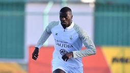 Mbaye Niang. Striker Senegal berusia 28 tahun yang pada awal musim 2022/2023 bergabung dengan Auxerre ini sebelumnya sempat bermain di Liga Arab Saudi bersama Al-Ahli SC. Ia bergabung dengan Al-Ahli SC pada pertengahan musim 2020/2021 dengan status pinjaman dari Rennes. Hanya bertahan selama setengah musim, ia lantas kembali memperkuat Rennes pada awal musim 2021/2022. Bersama Al-Ahli SC ia hanya bermain dlaam 5 laga saja. (Al-AhliFC)