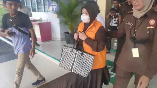 Tersangka korupsi kredit BNI 46 Cabang Pekanbaru digiring jaksa ke mobil tahanan karena turut merugikan negara puluhan miliar.