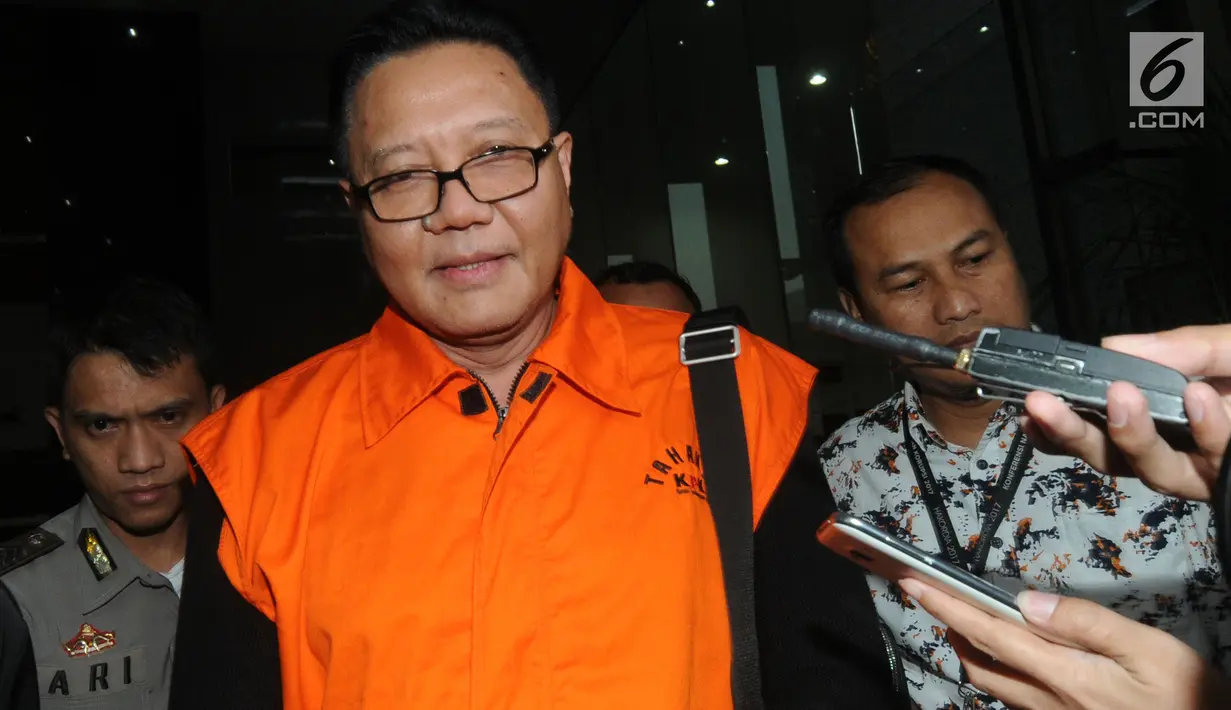 Anggota DPR F-PDIP, I Nyoman Dhamantra memakai rompi tahanan usai menjalani pemeriksaan di Gedung KPK, Jakarta, Jumat (9/8/2019). I Nyoman Dhamantra resmi ditahan bersama 5 tersangka terkait suap izin impor bawang putih dari Kementerian Pertanian dan SPI dari Kemendag. (merdeka.com/Dwi Narwoko)