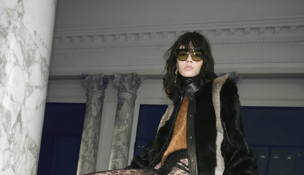 Beberapa busana memadukan potongan yang terinspirasi dari pakaian dalam. Kemudian dipadu dengan jaket kulit dan mantel bulu [Valentino]