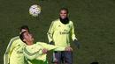 Aksi Cristiano Ronaldo menyundul bola saat sesi latihan jelang "El Clasico" melawan Barcelona di Valdebebas, Madrid, Spanyol  (1/4). Cristiano Ronaldo cs berada di urutan ketiga dalam papan klasemen La Liga dengan mengemas 66 poin. (REUTERS/Sergio Perez)