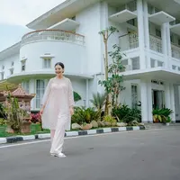 Lihat di sini penampilan Kahiyang Ayu saat gelar open house bareng masyarakat Sumatera Utara. [@ayangkahiyangg].