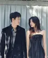 Saat pemotretan bersama Yoo Yeon Seok, Moon Ga Young tampil dengan dress hitam off shoulder dengan aksen pita. Riasan wajahnya pun flawless hanya mengenakan lipstik merah matte. (@m_kayoung)
