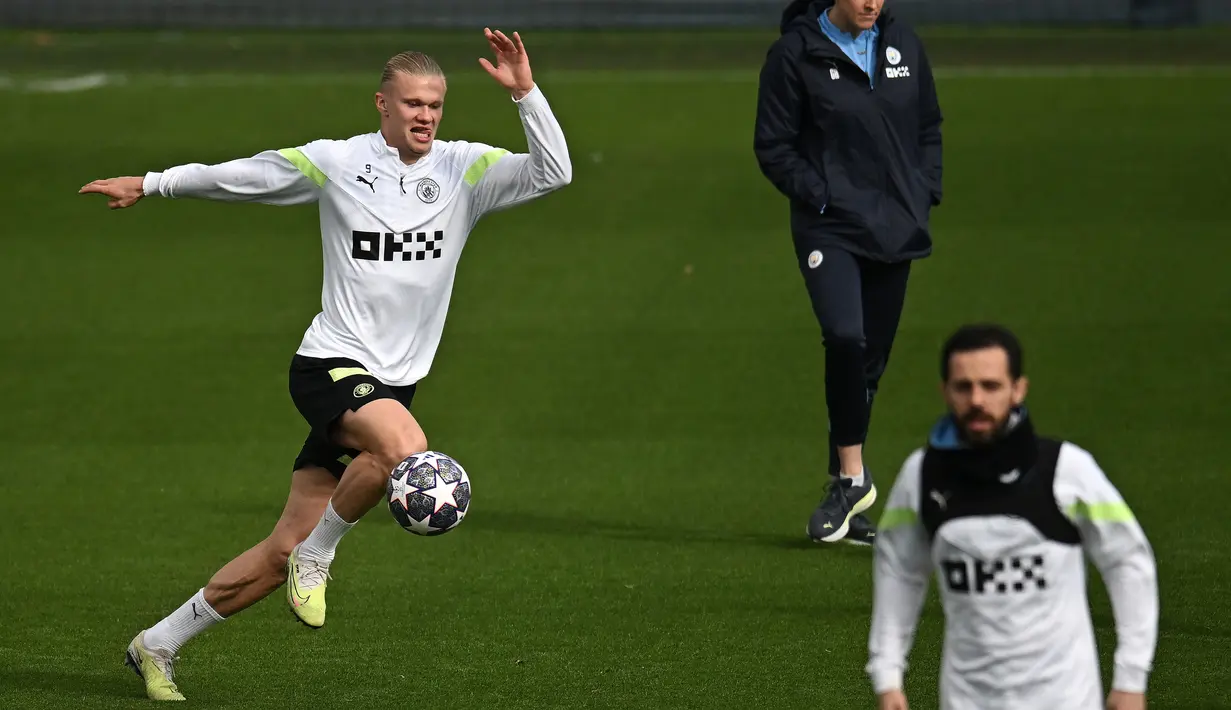 Pemain Manchester City, Erling Haaland (kiri) bersama sejumlah rekannya melakukan latihan menjelang laga semifinal Liga Champions 2022/2023 melawan Real Madrid di Manchester City training ground, Manchester, Inggris, Rabu (16/05/2023) waktu setempat. (AFP/Oli Scarff)