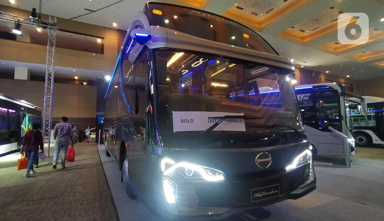 Salah satu bus yang dipamerkan pada acara Busworld Southeast Asia 2022 di JiExpo Kemayoran Jakarta, Jumat (7/10/2022). Jenis yang ditampilkan pun beragam, dari model high decker, sleeper bus, hingga double decker. (Liputan6.com/Magang/Aida Nuralifa)