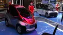 Model berdiri di samping mobil listrik Toyota pada pameran Gaikindo Indonesia International Auto Show (GIIAS) 2021 di ICE BSD, Banten, Kamis (11/11/2021). Pameran GIIAS diharapkan dapat membantu menggerakkan perekonomian di Indonesia. (Liputan6.com/Angga Yuniar)