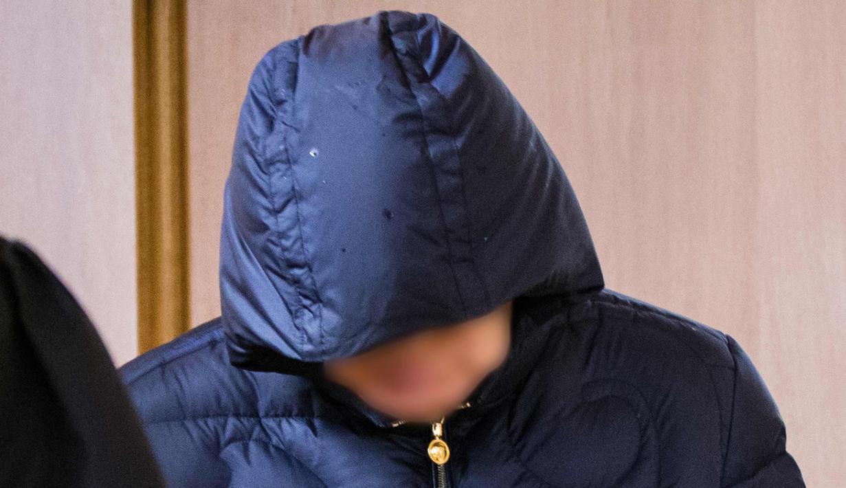 Mantan agen rahasia Werner Mauss saat tiba untuk menjalani persidangan di pengadilan Bochum, Jerman barat, (5/10). Pria berusia 77 tahun itu pernah menjadi salah satu mata-mata top Jerman. (AFP Photo/Marcel Kusch)