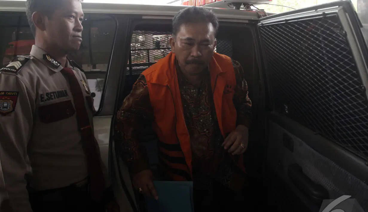 Bupati Tapanuli Tengah, Sumut, Raja Bonaran Situmeang berbatik coklat dan rompi tahanan oranye saat diperiksa penyidik KPK di Gedung KPK, Jakarta, Jumat (24/10/2014) (Liputan6.com/Johan Tallo)