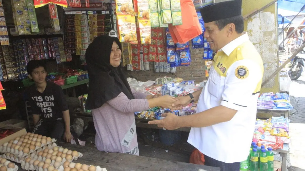 Emak-emak pedagang di Pasar Pannampu Makassar Salaman Dengan Cagub Sulsel Nurdin Halid (Liputan6.com/ Eka Hakim)