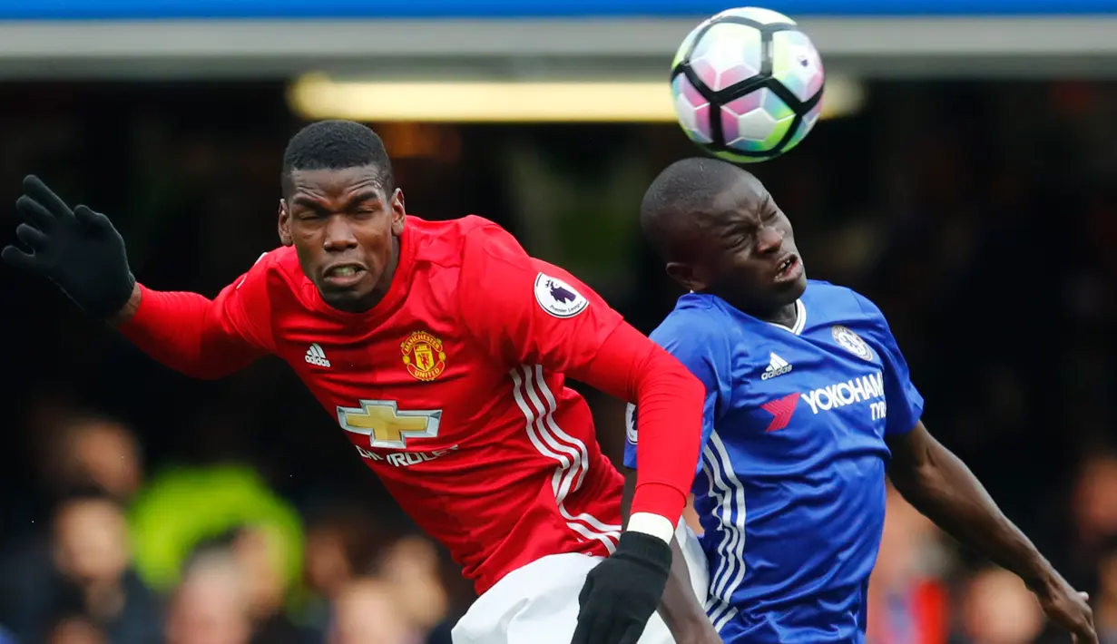 Gelandang MU, Paul Pogba (kiri) berebut bola dengan gelandang Chelsea, N'Golo Kante pada Liga Inggris di Stadion Stamford Bridge, London, Inggris (23/10). Chelsea menang atas MU dengan skor akhir 4-0. (Reuters/Eddie Keogh)