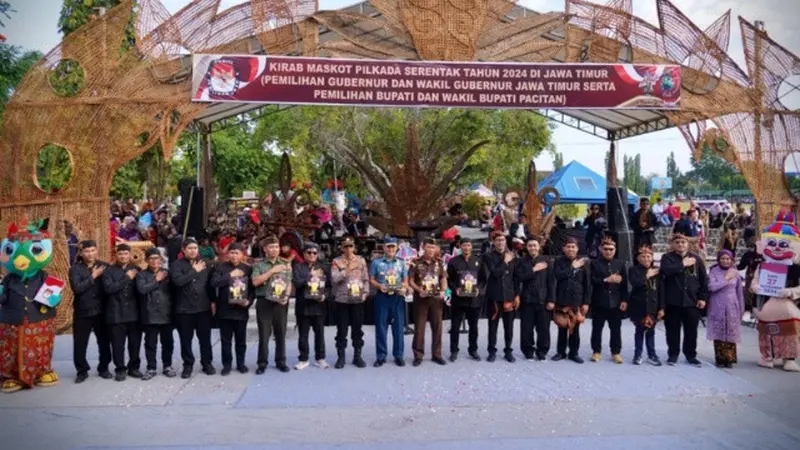 KPU Jatim saat meluncurkan kirab maskot pilkada 2024 di kabupaten Pacitan. (Foto: KPU Jatim).