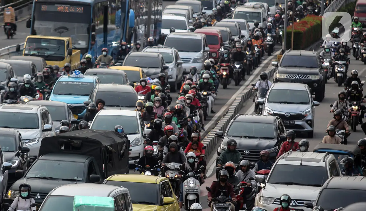 Dirlantas Polda Metro Jaya Kombes Pol Latif Usman mengatakan, pergeseran waktu kemacetan menjadi lebih awal diprediksi terjadi saat minggu pertama Ramadhan. (Liputan6.com/Johan Tallo)