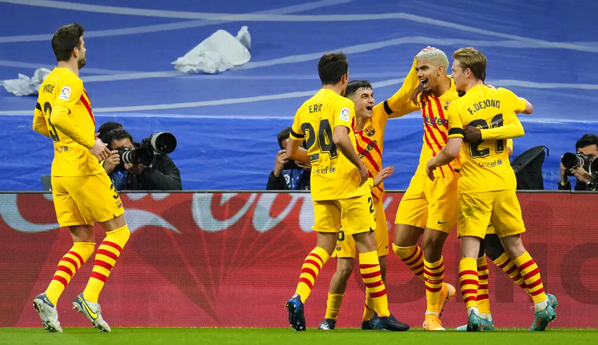 Pemain Barcelona Ronald Araujo (kedua kanan) melakukan selebrasi usai mencetak gol ke gawang Real Madrid pada pertandingan sepak bola La Liga Spanyol di Stadion Santiago Bernabeu, Madrid, Spanyol, Minggu (20/3/2022). Barcelona menang 4-0. (AP Photo/Manu Fernandez)