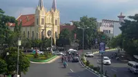 Gereja Katholik di Kayutangan, salah satu gereja tertua di Kota Malang. Di sampingnya dulu gedung Concordia Societit kini berubah jadi pusat berbelanjaan. (Liputan6.com/Zainul Arifin)