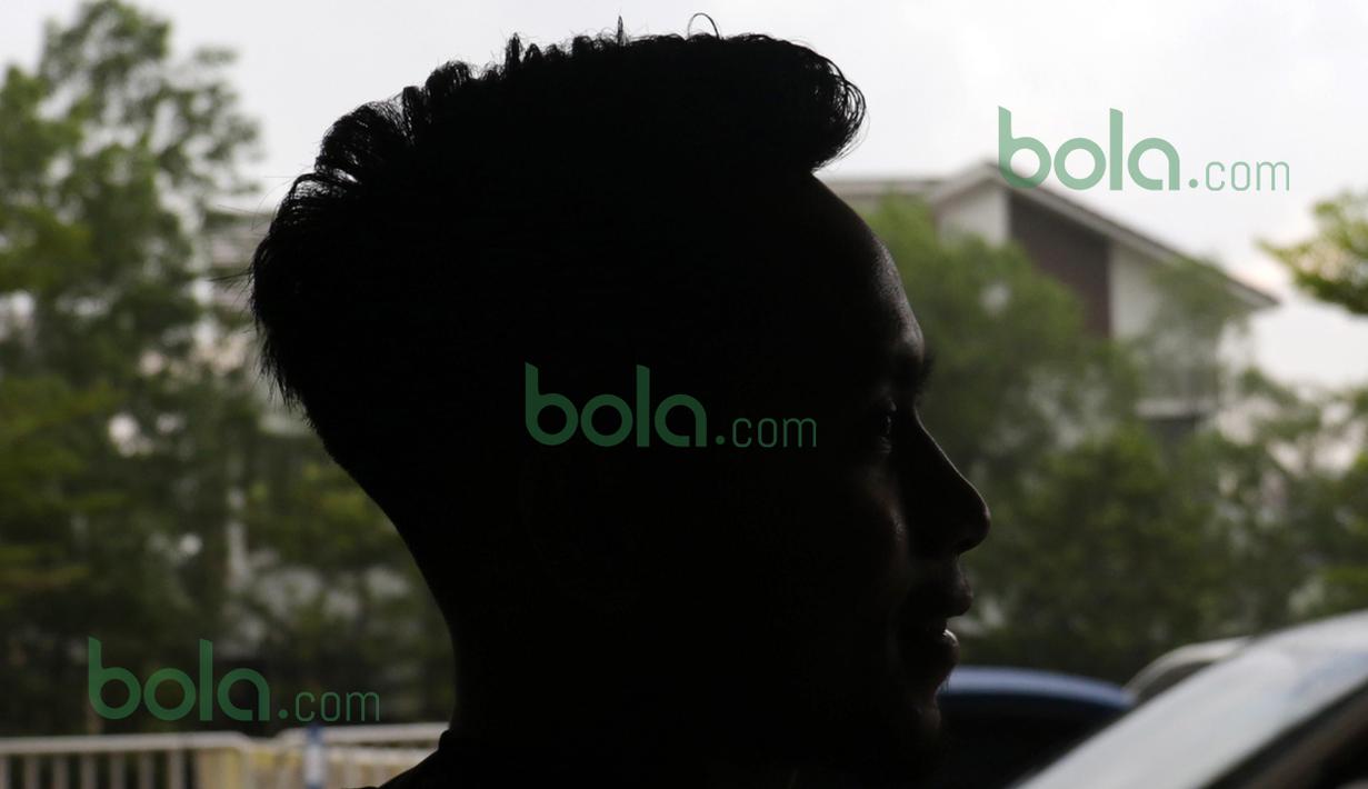 Siluet Andik Vermansah dengan rambut barunya di Selangor, Malaysia, Kamis (28/01/2016). (Bola.com/Nicklas Hanoatubun)