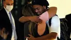 Mantan pemain timnas Brasil, Ronaldinho dipeluk oleh seorang wanita ketika tiba di sebuah hotel untuk menjalani tahanan rumah di Asuncion, Paraguay, Selasa (7/4/2020). Ronaldinho kini berstatus tahanan kota setelah dibebaskan dari penjara dengan membayar uang jaminan. (AP/Jorge Saenz)