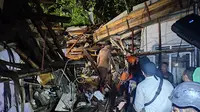 Dua rumah di Gang Bajo, Kelurahan Kebon Kelapa, Kecamatan Bogor Tengah, Kota Bogor rusak tertimpa longsor, Rabu sore (12/10/2022). (Dok. Liputan6.com/Achmad Sudarno)