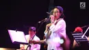 Vokalis grup musik Elek Yo Band, Menteri Keuangan Sri Mulyani saat tampil di Java Jazz Festival 2018, di JIExpo Kemayoran, Jumat (02/3). Grup musik ini dibentuk 30 tahun yang lalu dan baru manggung 2 kali. (Liputan6.com/Pool/Joan)