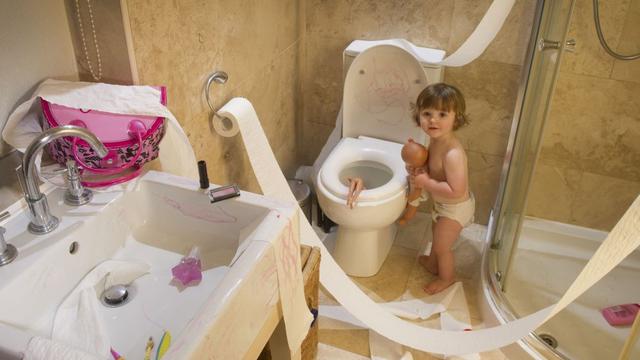 <span>Aksi nyeleneh bocah saat di kamar mandi (Sumber: Instagram/brightside)</span>