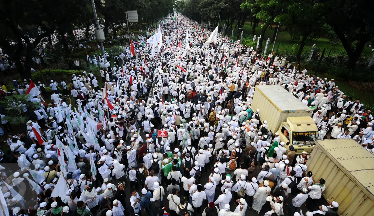 Ratusan ribu massa aksi damai memenuhi ruas Jalan Merdeka Barat menuju Istana Negara, Jakarta, Jumat (4/11). Massa melakukan aksi di depan Istana Negara menuntut penegakan hukum kasus dugaan penistaan agama. (Liputan6.com/Helmi Fithriansyah)