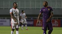 Penyerang Borneo FC, Boaz Solossa (kiri) dan bek Persik Kediri, Andri Ibo dalam laga pekan kedua BRI Liga 1 2021/2022 di Stadion Pakansari, Bogor, Jumat (10/9/2021). Borneo FC kalah 0-1. (Foto: Bola.com/Ikhwan Yanuar)