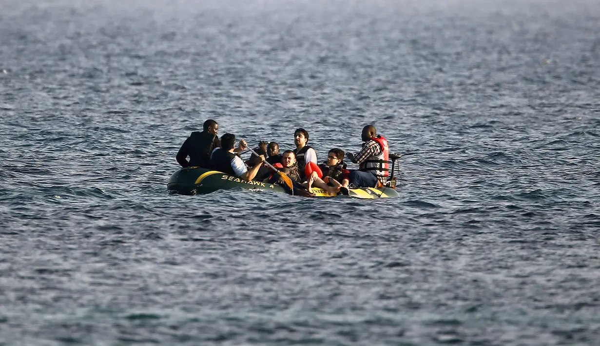 Sejumlah imigran dan pengungsi dari Suriah dan Afrika berada di sampan kecil usai melintasi Laut Aegea perbatasan Turki dan Yunani, (8/8/2015). PBB dan UNHCR memperkirakan bahwa Yunani telah menerima lebih dari 107.000 pengungsi. (REUTERS/Yannis Behrakis)
