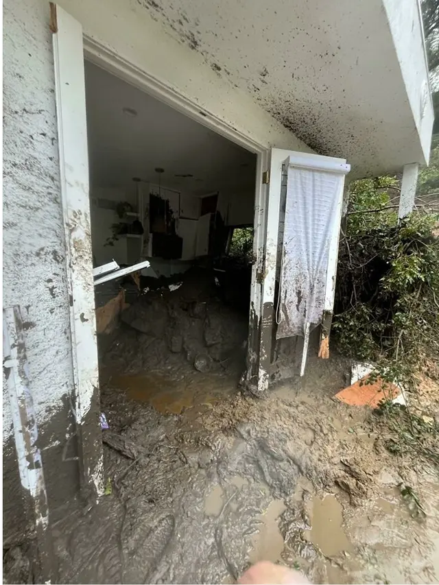 6 Potret Mengerikan Kondisi Rumah Usai Diterjang Tanah Longsor, Bikin Was-Was