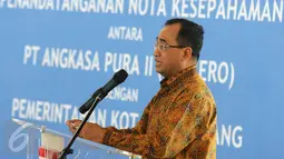 Presdir AP II, Budi Karya Sumadi memberi sambutan usai penandatanganan nota kesepahaman dengan Walikota Tangerang Arief R Wismansyah mengenai suplai air bersih dan siap minum di Bandara Soekarno-Hatta, Tangerang, Rabu (13/7). (Liputan6.com/Helmi Affandi)