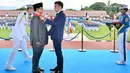 Foto selebaran yang diambil dan dirilis pada 29 Mei 2025 oleh Istana Kepresidenan ini menunjukkan Presiden Prancis Emmanuel Macron (kanan depan) menganugerahkan penghargaan Grand Croix de la LÈgion díHonneur kepada Presiden Indonesia Prabowo Subianto dalam kunjungannya di Akademi Militer, Magelang, Jawa Tengah, Kamis 29 Mei 2025. (Handout/Istana Kepresidenan Indonesia/AFP)