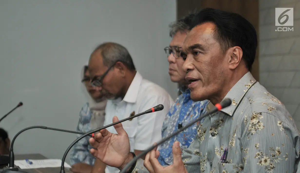 Anggota Ombudsman RI Laode Ida memberikan keterangan usai menggelar pertemuan di Kantor Ombudsman, Jakarta, Kamis (8/8/2019). Pertemuan meminta klarifikasi PLN terkait pemadaman listrik yang terjadi di wilayah Jakarta, Banten, Jawa Barat, dan Jawa Tengah. (merdeka.com/Iqbal S. Nugroho)