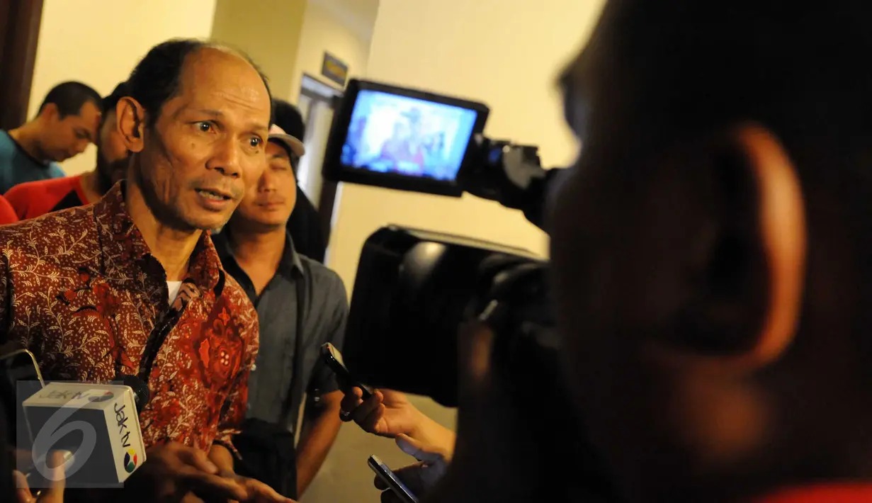 Pengamat kebijakan publik, Ichsanudin Noorsy usai menjadi pembicara dalam diskusi Refleksi Pemerintahan Kabinet Kerja Jokowi-JK 2015 bertajuk "Benarkah Kabinet Kerja Jokowi-JK Gagal?" di Jakarta Timur, Kamis (24/12). (Liputan6.com/Helmi Afandi)