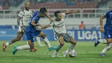 Bek PSIS Semarang, Taufik Hidayat, saat berebut bola dengan gelandang Persib Bandung, Beckham Putra Nugraha, pada duel yang berlangsung di Stadion Jatidiri, Semarang, Selasa (31/1/2023). (DOK PSIS)