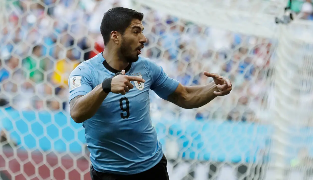 Penyerang Uruguay, Luis Suarez merayakan gol ke gawang Arab Saudi pada pertandingan kedua Grup A di Rostov Arena, Rostov-on-Don, Rabu (20/6). Gol tunggal Suarez memastikan Uruguay lolos ke babak 16 besar Piala Dunia 2018. (AP/Andrew Medichini)