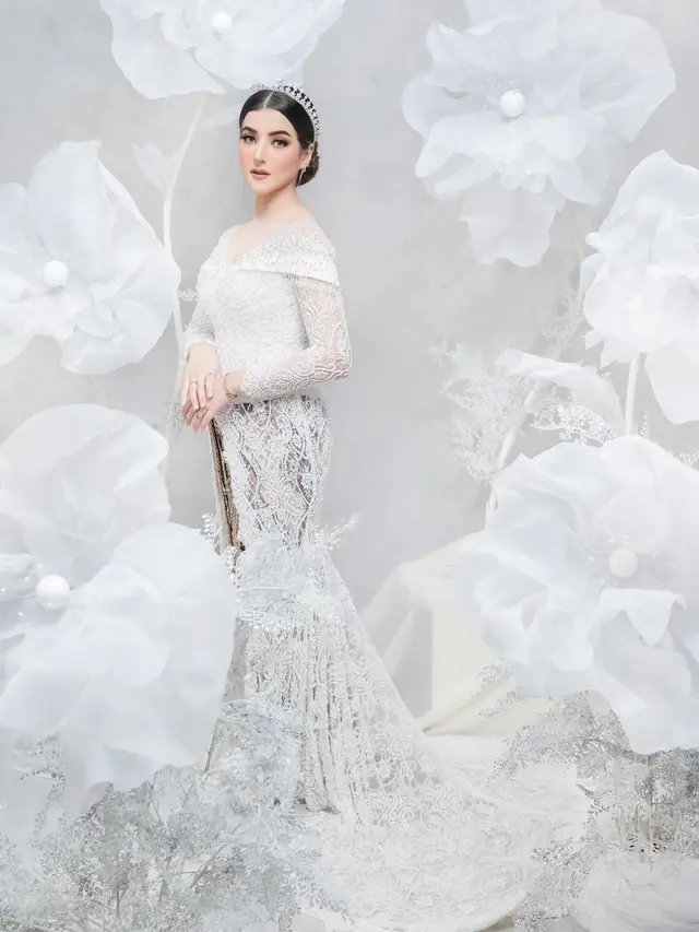 Potret Tasya Farasya Kenakan Busana Pengantin Bernuansa Putih. (Sumber: Instagram/tasyafarasya)
